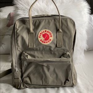Gray classic Fjallraven Kanken